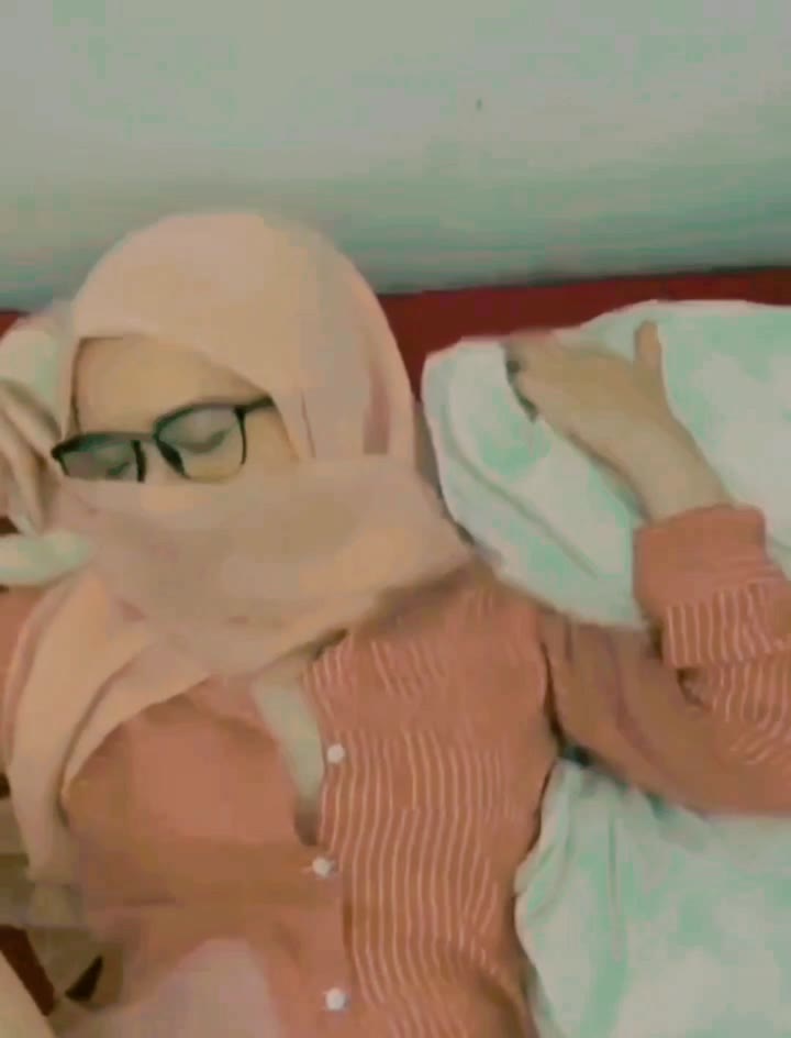 Guru sd kaca mata hijab keenakan ngentot