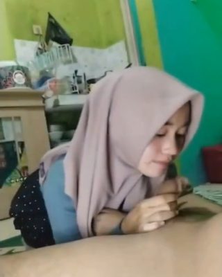 Miftahul Husna Ngentot Sambil Nonton Bokep di TV