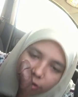 Bu guru sepong kontol dalam mobil