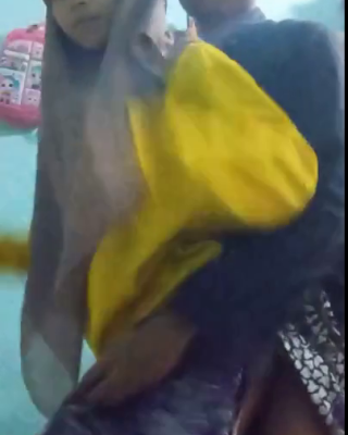 Kakak dan adiknya berhijab malah ngewe saat rumah sepi